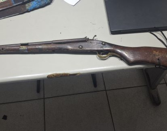 Homem é preso após ameaçar esposa com arma em Demerval Lobão