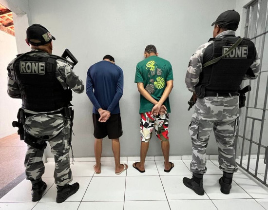 PM prende dupla suspeita de homicídios e apreende drogas e armas