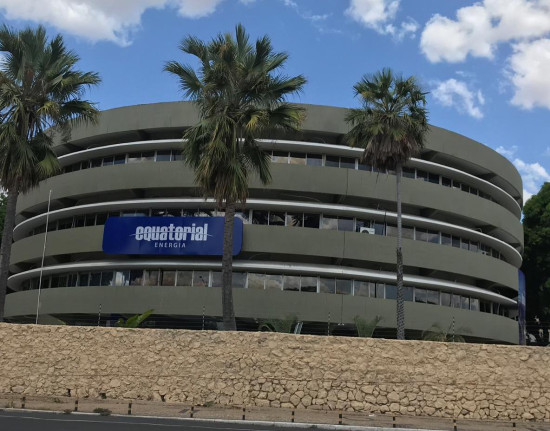 Omissão: risco de queda de poste resulta em multa à Equatrorial