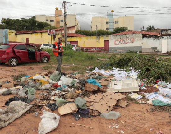 Trabalhadores da limpeza pública entram em greve nas zonas Sul e Sudeste de Teresina