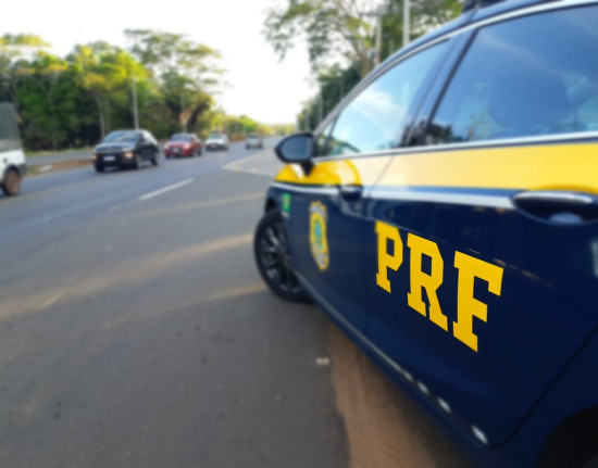 Colisão entre carro e caminhão deixa condutor gravemente ferido na BR 230
