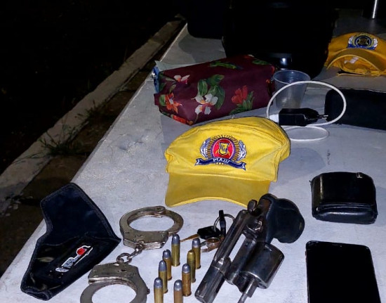 Motocicleta roubada e arma de fogo são apreendidas durante blitz em Teresina