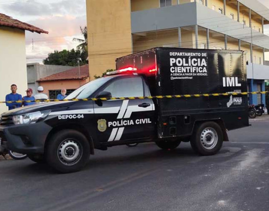 Homem é morto a tiros dentro de casa por dupla em moto em Pedro II