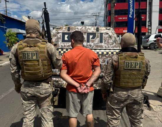 Polícia cumpre mandado e apreende drogas, dinheiro e materiais ilícitos