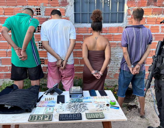 Operação policial prende sete suspeitos e apreende armas e drogas