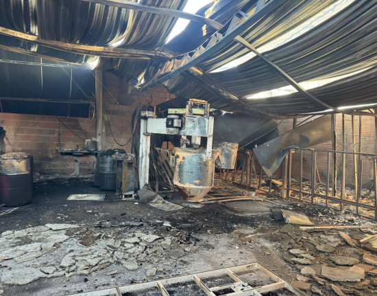 Incêndio atinge fábrica de móveis em Água Branca; ninguém ficou ferido