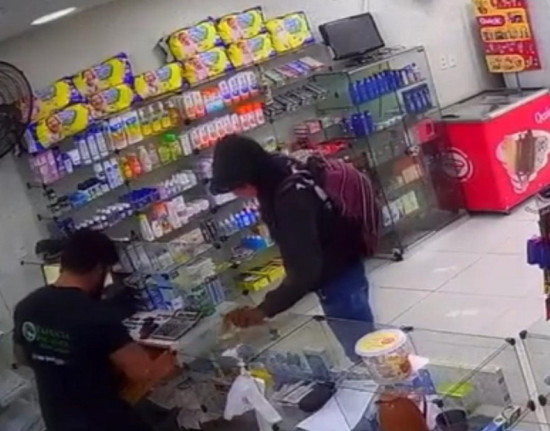 Assaltante armado invade farmácia e leva dinheiro do caixa em Picos