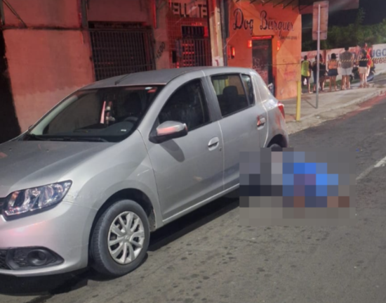 Mulher é morta com golpe de faca na nuca na Avenida Miguel Rosa
