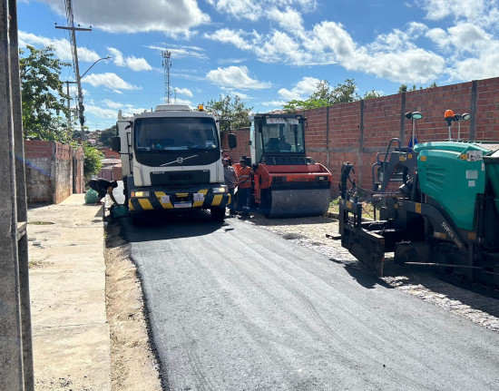 Rafael Fonteles faz entrega e vistoria obras de asfalto na zona leste de Teresina