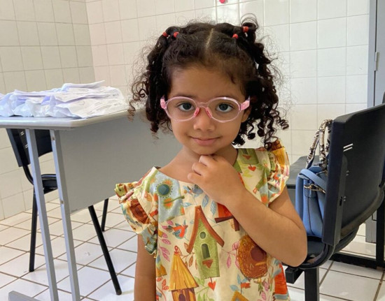 Carretinha da Saúde entrega 58 óculos para crianças no Norte do Piauí