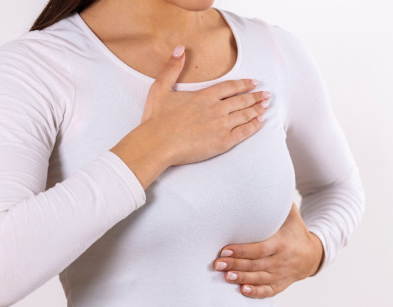 Oncologista alerta para câncer de mama em mulheres jovens