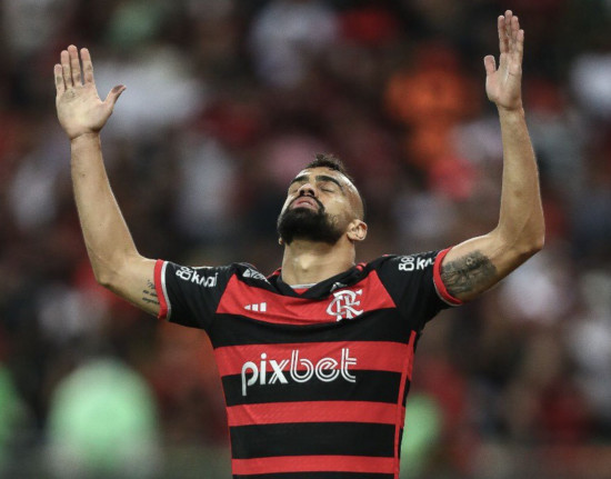 'Lei do Ex' aparece, Flamengo vence o Cruzeiro e mantém liderança