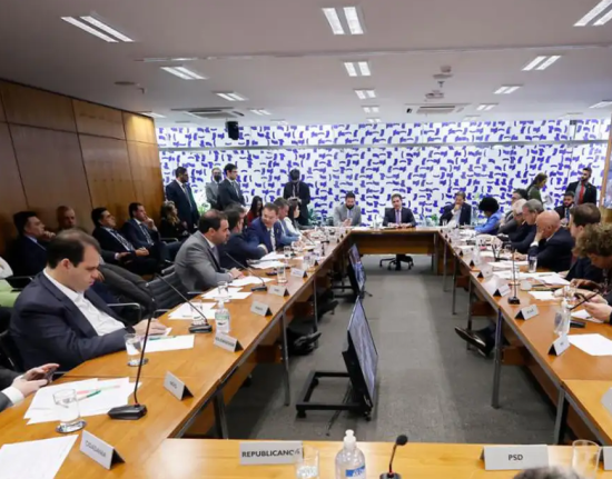 Câmara apresenta texto sobre adultização infantil em 30 dias