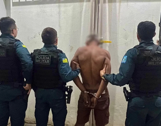 Pai é preso após ameaçar filha com faca em Elesbão Veloso