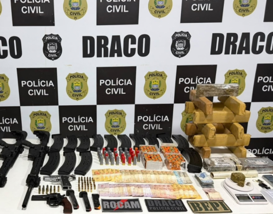 Casal é preso com cinco fuzis, pistola e drogas em Teresina