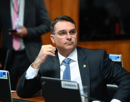 Flávio Bolsonaro diz que usará maioria no Congresso para mudar Constituição