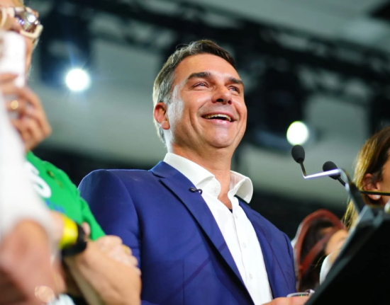 Atlas/Bloomberg: Flávio Bolsonaro tem 52,8% dos votos válidos; Lula pontua 47,2%