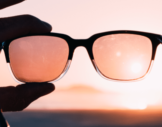 Óculos escuros falsificados: usar lentes sem proteção faz mal à visão