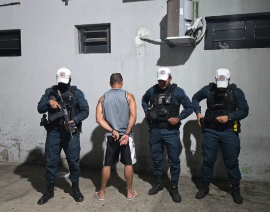 Homem é preso após ameaçar clientes de conveniência com pistola de pressão