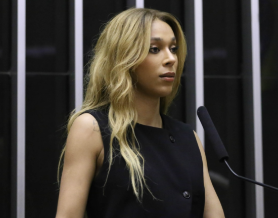 Erika Hilton aciona TSE contra canal ‘Tropa do Flávio’ no WhatsApp