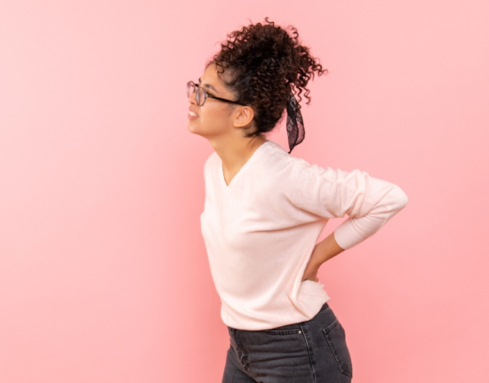 Dor nas costas em jovens dispara devido ao uso excessivo de telas