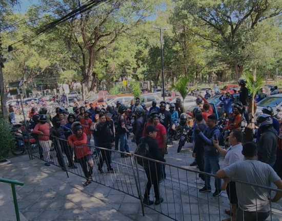 “Estamos pagando para trabalhar”: motociclistas protestam contra descaso da Prefeitura