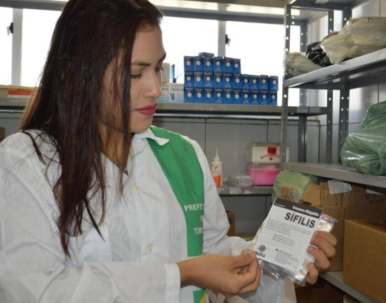 FMS realiza ação de conscientização sobre sífilis no Shopping da Cidade