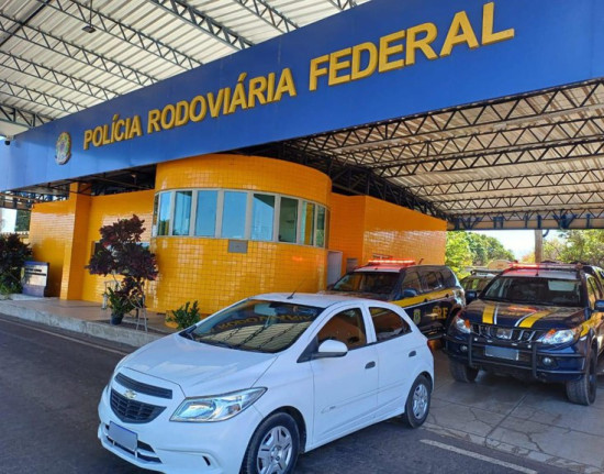PRF flagra carro roubado com chassis e placas adulterados na BR-230 em Floriano