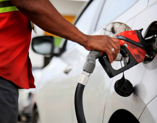 Preço da gasolina atinge maior valor desde agosto de 2023 no Brasil