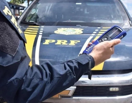 Jovem morre e outro fica ferido após colisão entre carro e caminhão