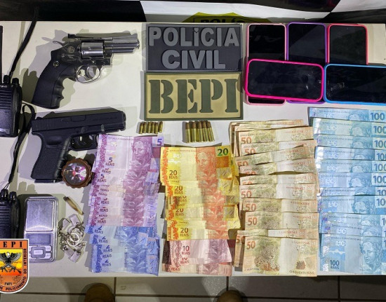 Mulher é presa com munições, armas de pressão e dinheiro