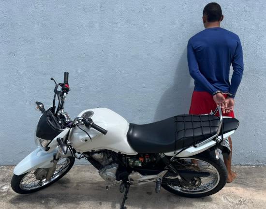 Motociclista é detido após empinar moto em avenida e enfrentar policiais