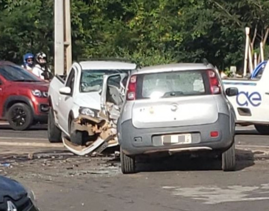 Colisão entre veículos deixa motorista preso nas ferragens em Teresina