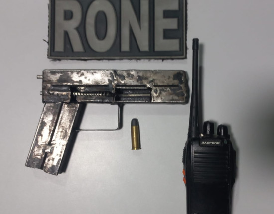 Adolescente de 12 anos é flagrado com arma artesanal e rádio de facção
