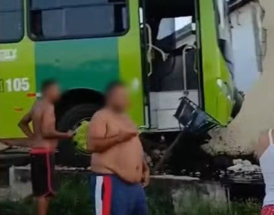 Ônibus perde freio, desce rua e destrói muro de residência na Zona Norte