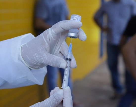 Teresina recebe 13 mil doses de imunizantes contra dengue