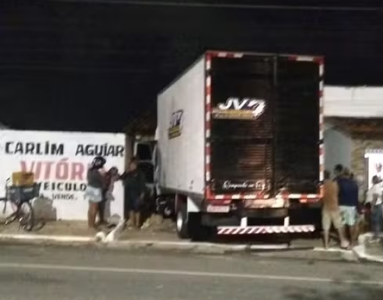 Caminhão de mudanças desgovernado invade residência em Parnaíba