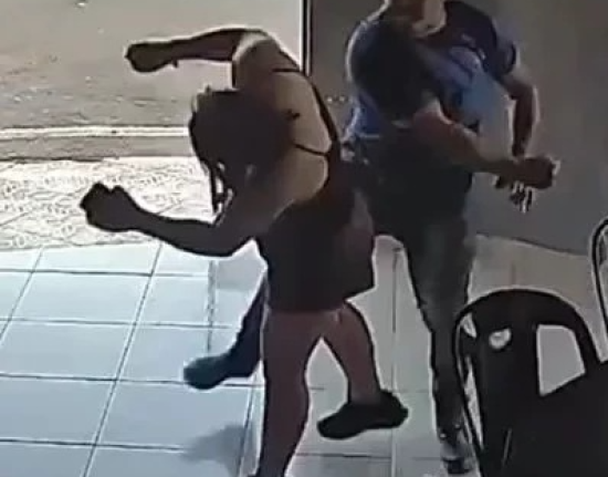 Homem agride mulher com socos dentro de lanchonete em Coronel José Dias, no Sul do Piauí