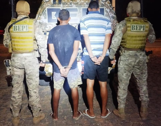 PM prende dois jovens suspeitos de integrar facção criminosa