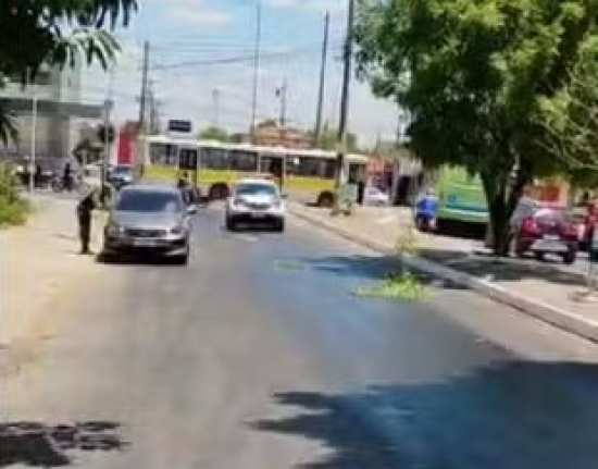 Óleo na pista provoca acidentes na Av. Joaquim Nelson em Teresina