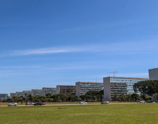 TCU suspende exigência de governo buscar centro da meta fiscal em 2025