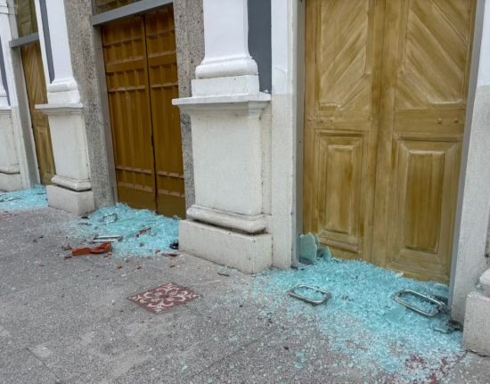 Homem tenta arrombar Catedral e quebra portas de vidro em Teresina