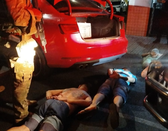 Trio é preso pelo BOPE com arma de fogo dentro de carro em Teresina