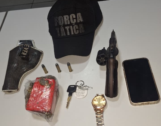 Jovem é presa com arma e drogas durante abordagem policial