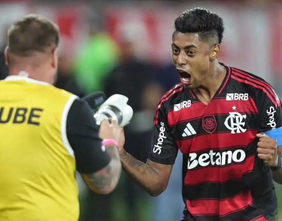 Fla vence, aproveita derrota do Palmeiras e volta a igualar rival