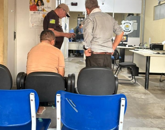 PRF prende dois homens com carro furtado de idoso no interior do Piauí