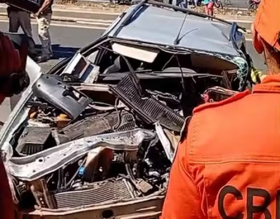 Motorista perde controle e colide com caminhão na zona sul de Teresina