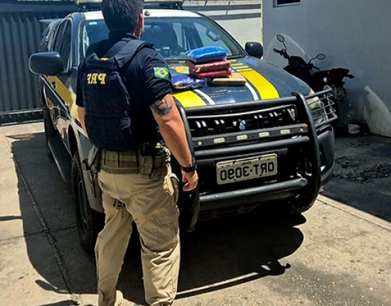 Mulher é presa com quase 6 kg de maconha em mala durante fiscalização na BR-316