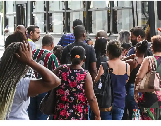 Número dos que procuram emprego há mais de 2 anos cai 17,8%, diz IBGE