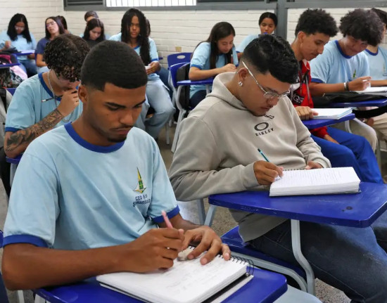 Renda e cor são determinantes para não concluir ensino médio no país